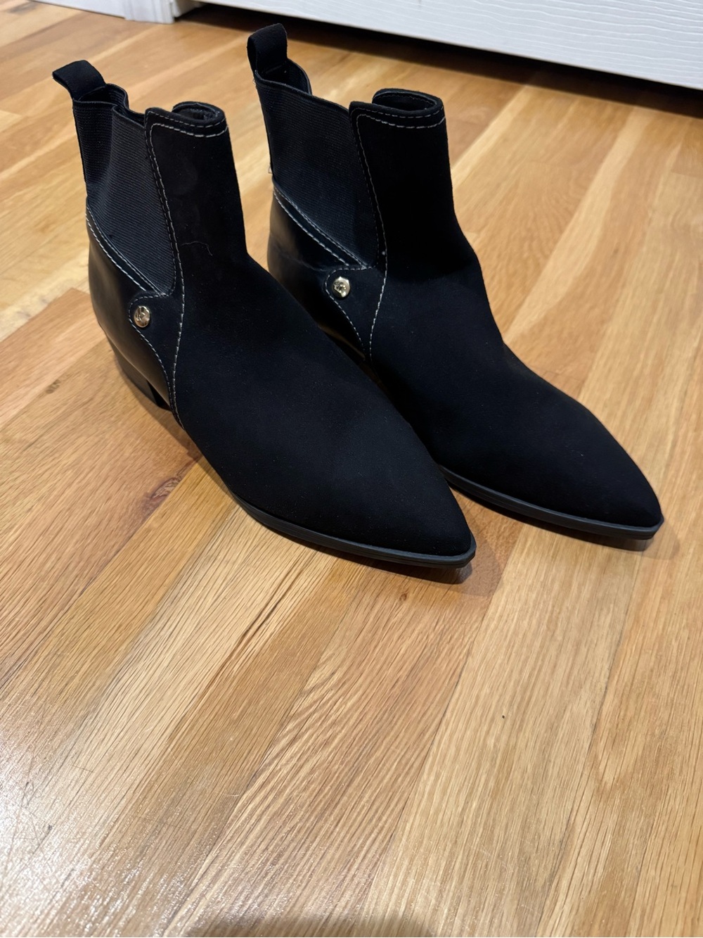 Liz Claiborne Memory Foam Black Pointed Chelsea Ankle Booties